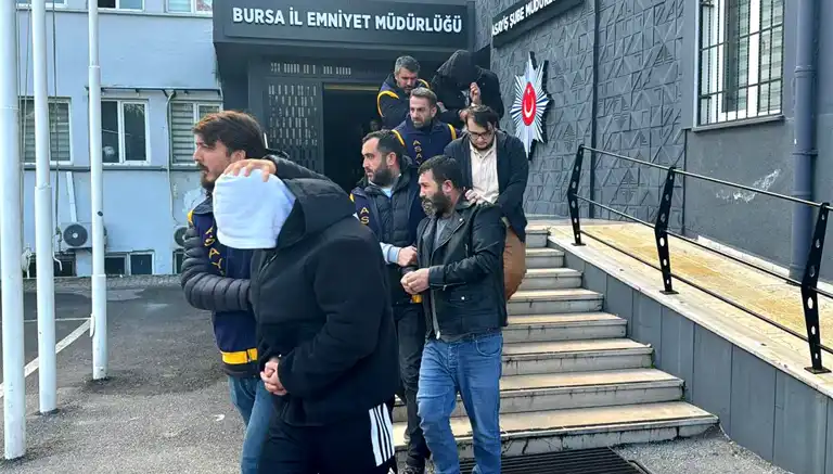 Bursa'da 10 Milyonluk 'Change' Operasyonu: 15 Lüks Araç Ele Geçirildi